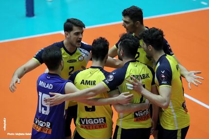 بازیکن آذرباتری ارومیه بدلیل توهین به داور محروم شد