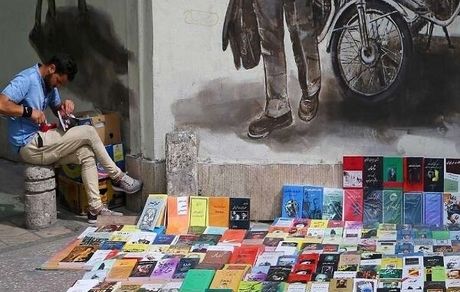 بساط کتابفروشان در خیابان انقلاب تهران ممنوع شد