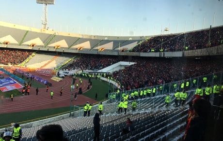 سنگ‌پرانی و فحاشی بین هواداران پرسپولیس و تراکتور