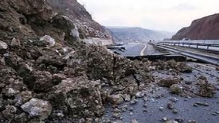بارش شدید باران، برخی راه‌های ارتباطی استان لرستان را بست