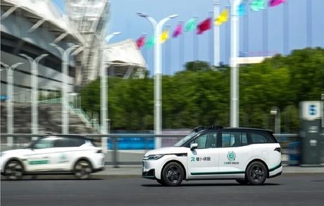 تاکسی بدون راننده چینی، دو نفر را زیرگرفت