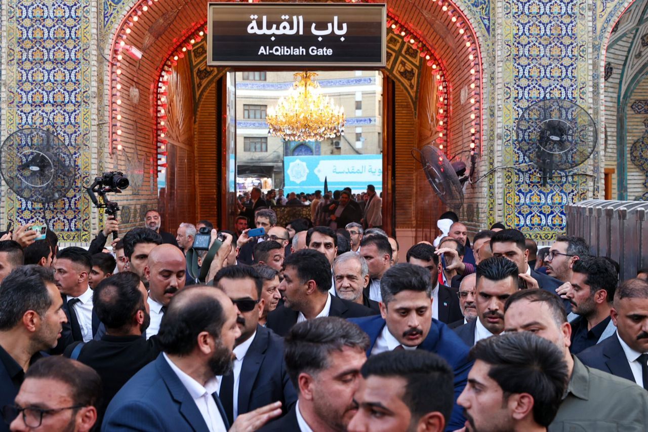 تصاویری از تشرف رئیس‌جمهور به حرم امیرالمومنین علی (ع)