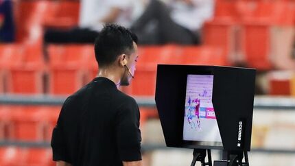 عزیزی خادم: VAR وطنی نخواهیم داشت/ حداقل زمان اجرای این سیستم ۱۵ ماه است!