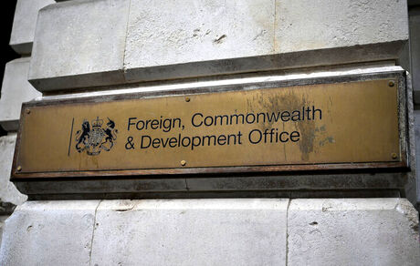 انگلیس، سفیر چین را احضار کرد