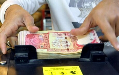 عراق استفاده از دینار را در معاملات جایگزین دلار می‌کند