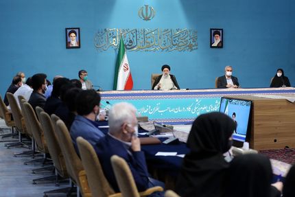 صدور مجوز درمانگاه‌ها و داروخانه‌ها تا جای ممکن سهل و تسریع شود / تاکید بر کاهش سهم پرداختی بیماران