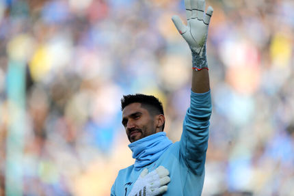 قرارداد دروازهبان استقلال تمدید شد / حسینی ماندنی است