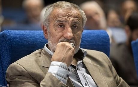 روزنامه شرق: اصولگرایان، احمدتوکلی و الیاس ناردران را به حاشیه نشینی وادار می کنند