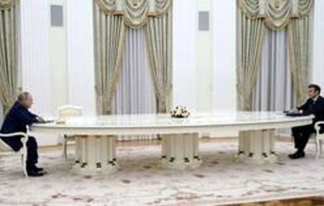 انتقاد رسانه‌های فرانسوی از استقبال پوتین از مکرون / عکس