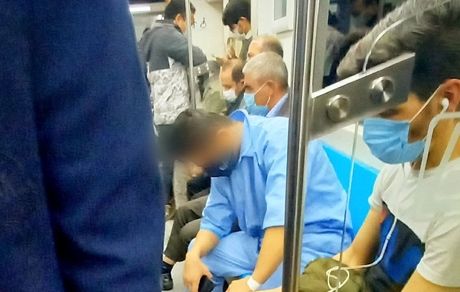 اتفاق خطرناک: فردی با لباس و دستبند بیمارستانی در مترو تهران!