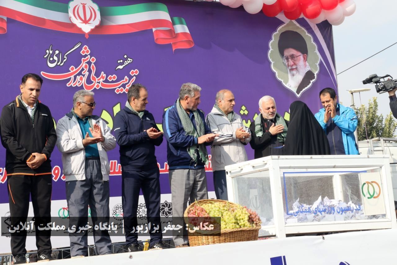 در یک هوای پاییزی، همایش پیاده‌روی خانوادگی در ارومیه برگزار شد