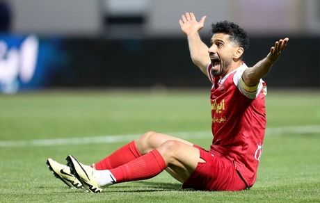 محرومیت کاپیتان پرسپولیس فعلا لغو شد