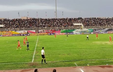 توقف بد موقع تراکتور صدرنشین در برابر چادرملو در باران آب معدنی و شعارها