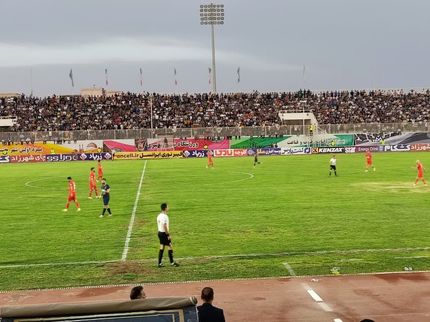توقف بد موقع تراکتور صدرنشین در برابر چادرملو در باران آب معدنی و شعارها