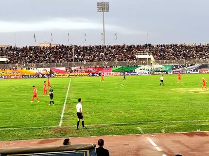 توقف بد موقع تراکتور صدرنشین در برابر چادرملو در باران آب معدنی و شعارها