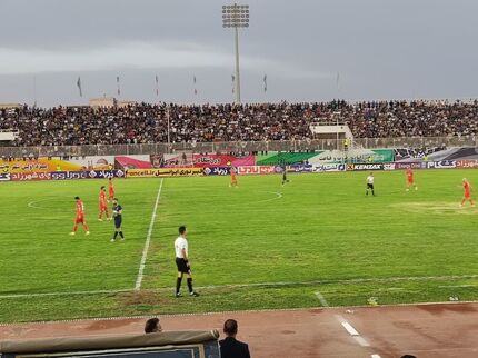 توقف بد موقع تراکتور صدرنشین در برابر چادرملو در باران آب معدنی و شعارها