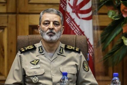 فرمانده کل ارتش: کارکنان ارتش و صنعت نفت همواره پیش‌مرگ ملت و کشور بوده‌اند