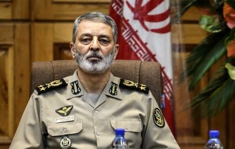 فرمانده کل ارتش: کارکنان ارتش و صنعت نفت همواره پیش‌مرگ ملت و کشور بوده‌اند