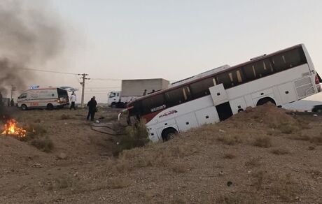 تصادف اتوبوس با تپه و کامیون، ۴۶ کشته و مصدوم در پی داشت