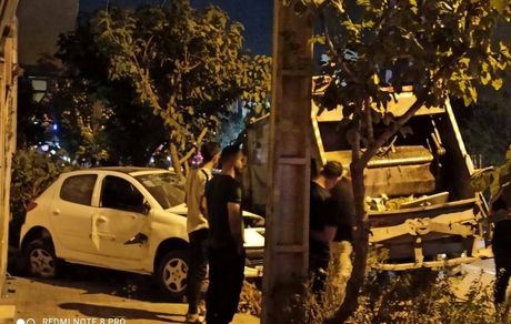 تصادف کامیونت حمل زباله با ۱۲ خودروی سواری در خیابان سیمون بولیوار تهران