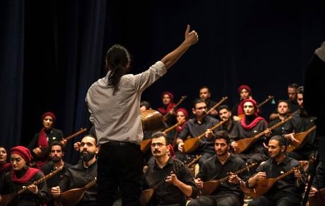 ۹۰ نوازندۀ تنبور در تالار وحدت می‌نوازند