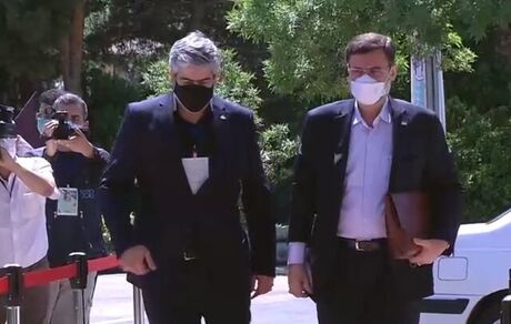 قاضی‌زاده هاشمی و همتی اولین کاندیداهای ریاست جمهوری وارد صداوسیما شدند