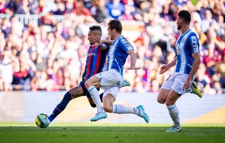 فوتبال در لیگ‌های اروپایی: بارسلونا در دربی کارت‌باران متوقف شد / منچستریونایتد برد و سیتی باز هم نبرد