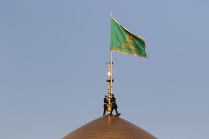 با برگزاری آیینی، پرچم گنبد حرم امام رضا (ع) تعویض شد
