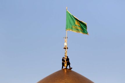 با برگزاری آیینی، پرچم گنبد حرم امام رضا (ع) تعویض شد