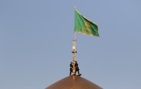 با برگزاری آیینی، پرچم گنبد حرم امام رضا (ع) تعویض شد