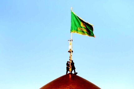 با برگزاری آیینی، پرچم گنبد حرم امام رضا (ع) تعویض شد