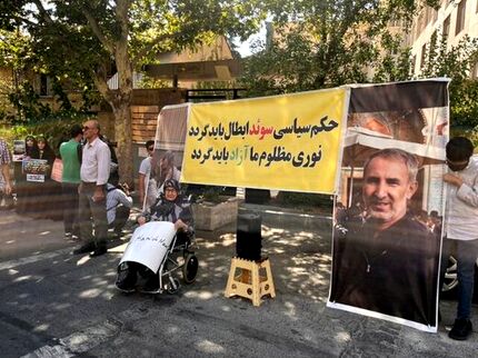 تجمع اعتراضی در تهران مقابل سفارت سوئد
