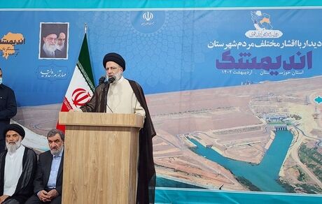 کلید حل مشکلات کشور را نه در دست بیگانگان که در دست توانای مردم و جوانان خودمان می‌دانیم