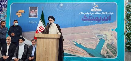 کلید حل مشکلات کشور را نه در دست بیگانگان که در دست توانای مردم و جوانان خودمان می‌دانیم
