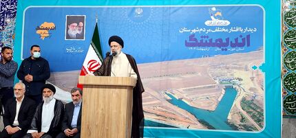کلید حل مشکلات کشور را نه در دست بیگانگان که در دست توانای مردم و جوانان خودمان می‌دانیم