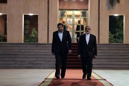 برای شرکت در اجلاس سران جنبش عدم تعهد، مخبر به اوگاندا رفت