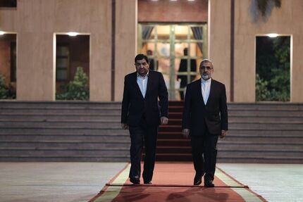 برای شرکت در اجلاس سران جنبش عدم تعهد، مخبر به اوگاندا رفت