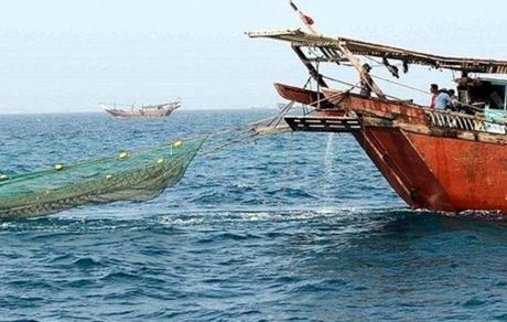 توقیف کشتی غیرمجاز صید ترال در گناوۀ بوشهر