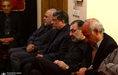 تصویری از جهانگیری، ظریف و جنتی در مراسم عزاداری شب عاشورا در منزل صادق خرازی