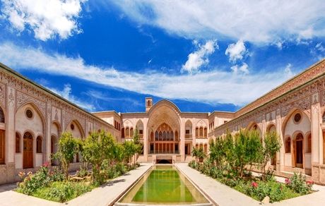 رعایت نکردن حجاب باعث پلمب سرای عامری‌های کاشان شد