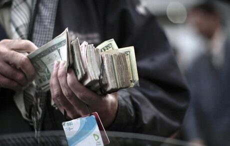 منع شدن افغان‌ها از انتقال دلار و پول افغانی به خارج از کشور