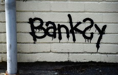 بنکسی  پرچم آمریکا را آتش زد/ عکس