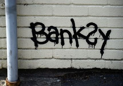 بنکسی  پرچم آمریکا را آتش زد/ عکس