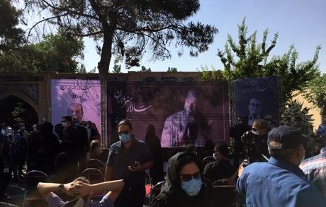 آغاز وداع با محمد علی کشاورز در قطعه هنرمندان
