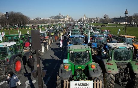 اعتراض کشاورزان فرانسوی با تراکتور در پایتخت