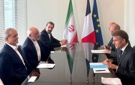 تاکید پزشکیان و مکرون بر ادامه مسیر دیپلماسی