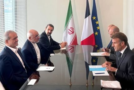 تاکید پزشکیان و مکرون بر ادامه مسیر دیپلماسی