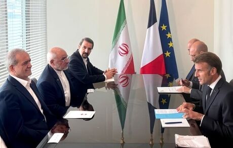 تاکید پزشکیان و مکرون بر ادامه مسیر دیپلماسی