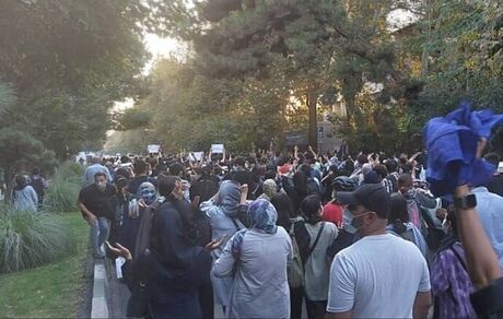 برگزاری تجمع در اعتراض به عملکرد گشت ارشاد