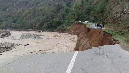 تخریب راه دسترسی منطقه اشکورات رودسر در پی طغیان رودخانه